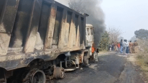 काशीपुर हादसा: खनन वाहन की चपेट में आने से बाइक सवार की मौत, आक्रोशित लोगों ने ट्रक में लगाई आग