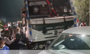 उत्तराखंड: तेज रफ्तार खनन ट्रक बना खतरा, लालकुआं हाईवे पर कई वाहन क्षतिग्रस्त