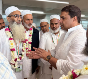 खतीब अहमद ने हाजियों को किया विदा, दिल्ली एयरपोर्ट से सऊदी अरब रवाना—देश की खुशहाली के लिए हाजियों से की दुआ की अपील