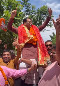 रुद्रपुर विधायक शिव अरोरा के साथ भाजपा कार्यकर्ताओं का जश्न, जीत पर बांटी मिठाई और खाई झालमुड़ी