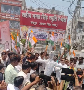 रुद्रपुर में महंगाई के विरोध में कांग्रेस का प्रदर्शन, राजकुमार ठुकराल के नेतृत्व में केंद्र सरकार का पुतला फूंका