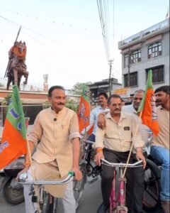 वरिष्ठ भाजपा नेता संजीव कुमार सिंह ने साइकिल यात्रा के माध्यम से लोगों को ईंधन बचाने का संदेश दिया