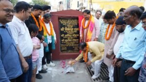 महापौर विकास शर्मा ने सिंह कॉलोनी में विकास परियोजनाओं की रखी आधारशिला, सड़क-नाली निर्माण कार्य शुरू