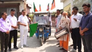 किच्छा में वरिष्ठ भाजपा नेता संजीव कुमार सिंह ने राहगीरों को गर्मी से राहत देने के लिए मुफ्त जल सेवा ई-रिक्शा को हरी झंडी दिखाकर किया रवाना