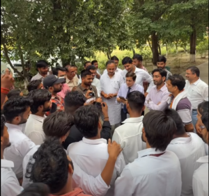 किच्छा सूरजमल यूनिवर्सिटी विवाद: छात्रों के समर्थन में उतरे भाजपा नेता संजीव कुमार सिंह, धरने पर बैठे छात्रों से मिले, समाधान का दिलाया भरोसा