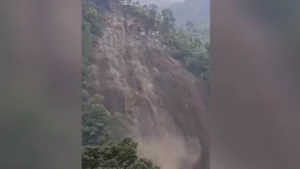 बागेश्वर: रमाड़ी के मौनधुरा तोक में भारी भूस्खलन, घटना का वीडियो सोशल मीडिया पर वायरल