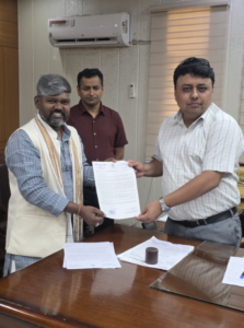 सफाई कर्मचारियों की समस्याओं पर नितिन चरन वाल्मीकि ने जिलाधिकारी से मुलाकात कर की तत्काल कार्रवाई की मांग