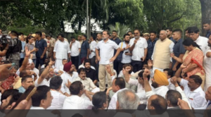 PM आवास के बाहर कांग्रेस का प्रदर्शन, राहुल गांधी-प्रियंका-खड़गे ने शिक्षा मंत्री के इस्तीफे की उठाई मांग