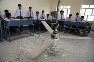 रुद्रपुर: चलती क्लास के दौरान छात्रों पर गिरा सीलिंग फैन, दो बच्चे घायल