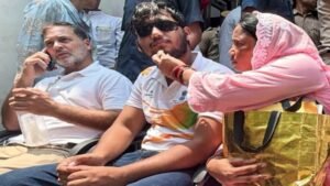 राहुल गांधी के धरने में शामिल हुईं प्रियंका, पैलेट गन मामले में FIR की मांग