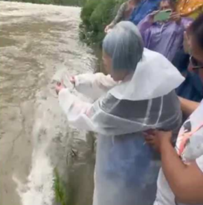 उत्तराखंड: जापान से बागेश्वर तक का सफर… पति की अंतिम इच्छा पूरी कर मियाको ने सरयू में प्रवाहित की अस्थियां