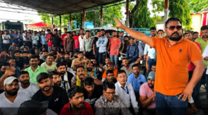 काशीपुर फ्लाईओवर पर रॉड से हमले के बाद गरमाया मामला, आरोपियों की गिरफ्तारी को लेकर वाल्मीकि समाज का धरना