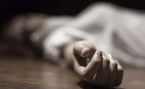 नशे में चूर पति ने उजाड़ा परिवार, पत्नी की हत्या कर हुआ फरार; 4 बच्चों के सिर से उठा मां का साया