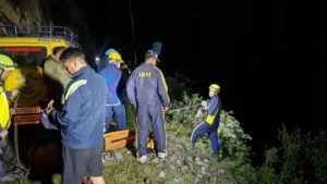 उत्तराखंड में दर्दनाक सड़क हादसा: गहरी खाई में गिरी कार, 5 लोग गंभीर घायल