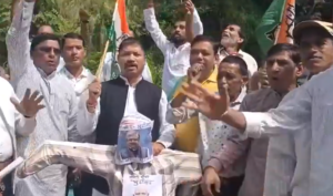 कीर्तिनगर में कांग्रेस का प्रदर्शन, मुख्य निर्वाचन आयुक्त का पुतला फूंककर जताया विरोध