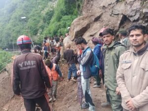 चीरबासा में पहाड़ी से गिरा मलबा, 5 साल के बच्चे की मौत; रातभर चला रेस्क्यू, 1500 यात्री सुरक्षित निका