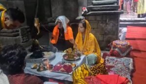 मुख्य पुजारी कैलाशानंद महाराज ने उनका रुद्राक्ष माला और भगवा शाल से स्वागत किया।