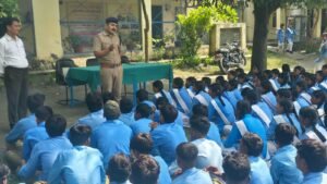 किच्छा पुलिस ने विद्यार्थियों को किया साइबर अपराधों के प्रति जागरूक, ठगी से बचने के बताए उपाय